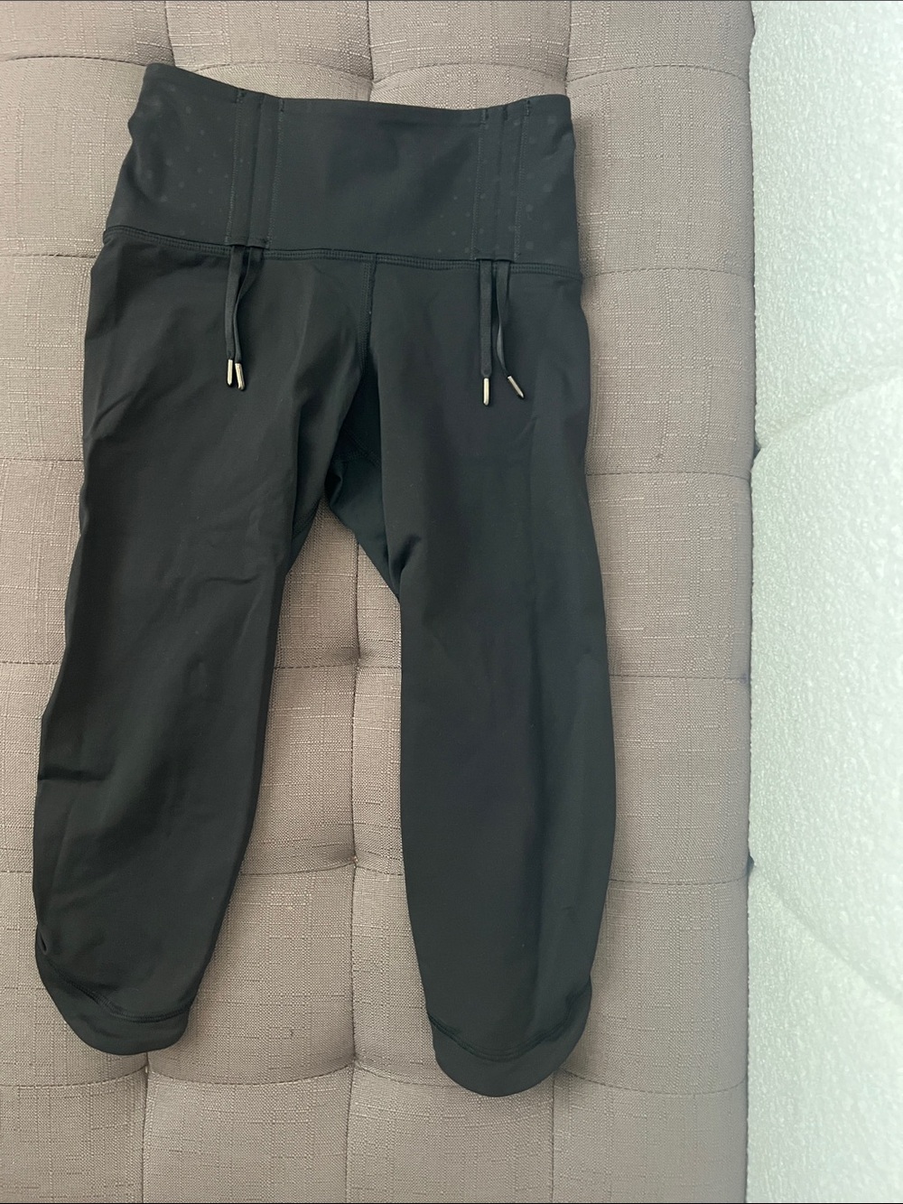 Lululemon Black Capri Leggings w/ High Waist & Polka Dot Design ~ size 2